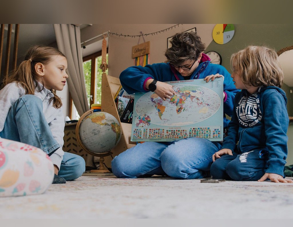 Nauczycielka z dziećmi w Wiosce L'Atelier